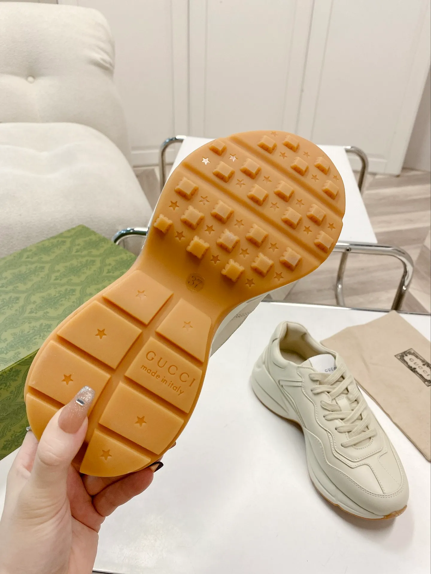 👟👟Ex-factory price 480👟👟 Women's shoes, women's clothing, upgraded version 2022 Gucci Gucci top version couples' dad shoes series is new! 🖤 ⚠GG couple’s dad shoes have been popular in recent years; new colors are updated constantly; Gucci has updated new colors in 2022, and our home and counters have new ones at the same time. This classic dad shoe has celebrities and Internet celebrities Anchors and others are sure to plant grass and call ❤ Classic fashion style, distressed leather surface, 5D drawing printing; mixed surface splicing colors, etc... Original customization (off-white eco-friendly cowhide, first layer of cowhide inside), original outsole... Shiny colorful drawings embellish the sides of the shoe body, old color rubbing, package production technology, 1:1 creation / only to make the best shoes. Size: Women’s 35-45